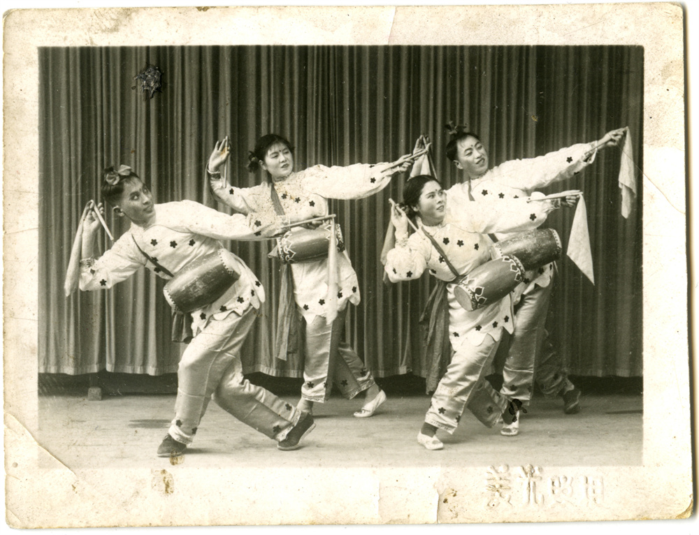 《童戏腰鼓》与1955年2月参加江西省迎春文艺汇演荣获一等奖，王兰亭后排（右一）.jpg