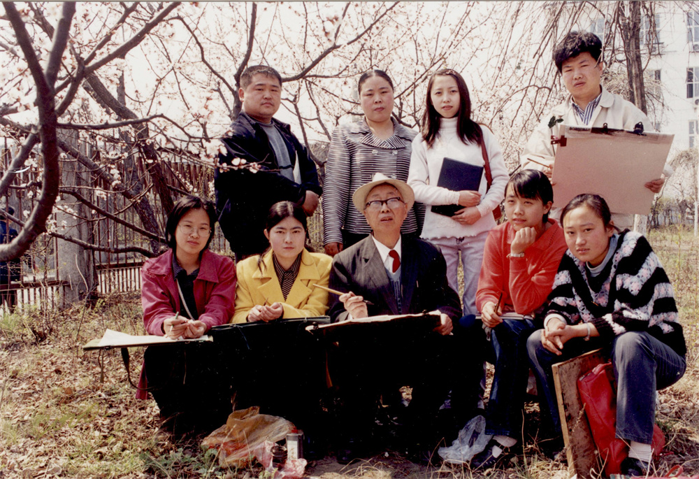 2000年5月于鸡西市政府院内.jpg