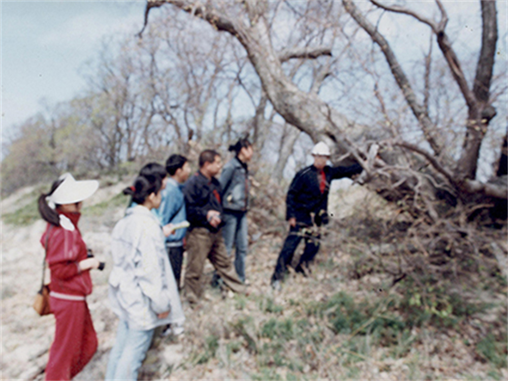 2006年5月1日于兴凯湖龙王庙-1.jpg